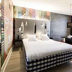 Leonardo Boutique Center