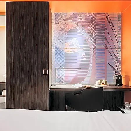 Hotel Leonardo Boutique Center 4*
