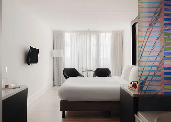 Hotel Leonardo Boutique Center 4*